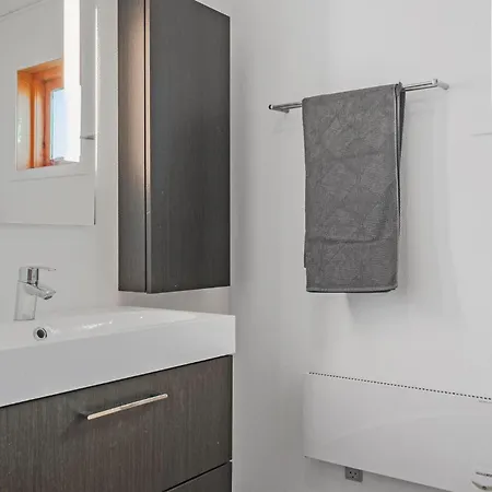 3 Bedroom Gorgeous In Сasa de vacaciones Bogø By