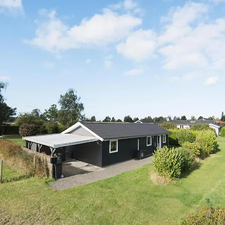 3 Bedroom Gorgeous In Сasa de vacaciones Bogø By